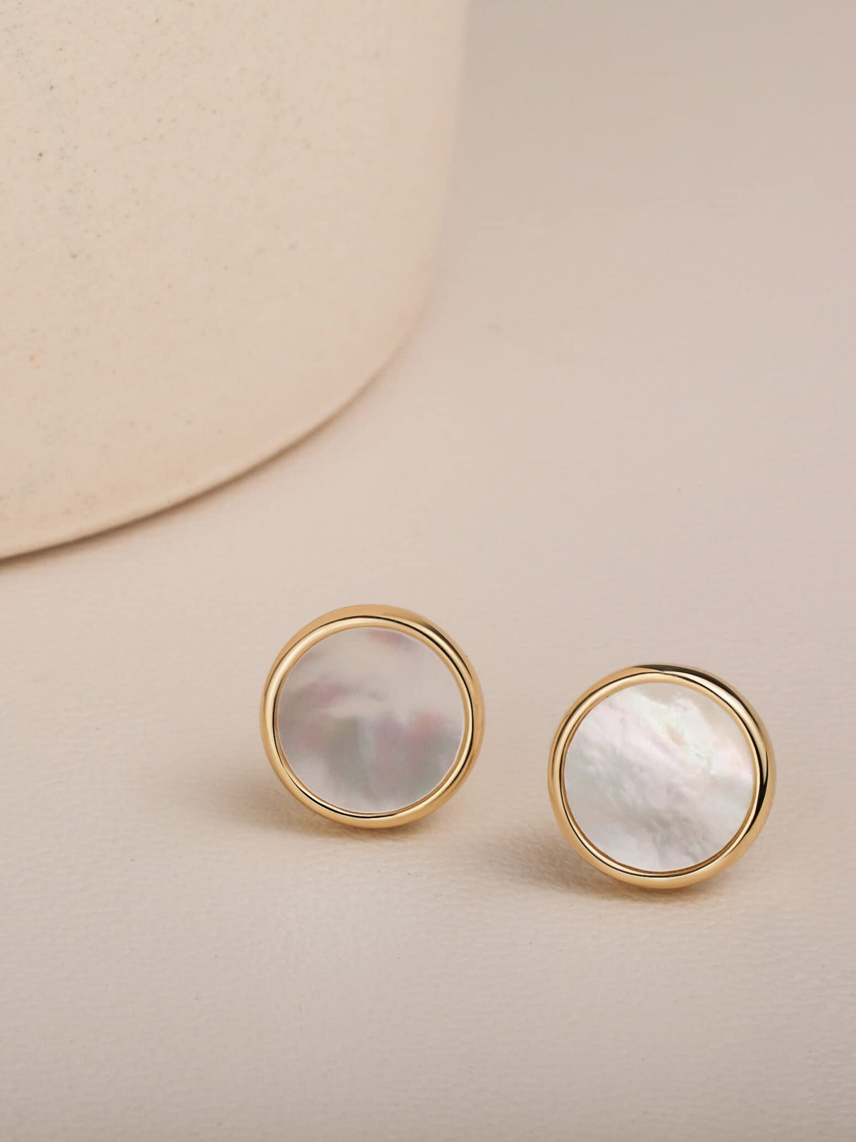 S.Leaf Minimalism Mother of Pearl Stud Earrings Sterling Silver Round Disc Stud Earrings for Women (yellow gold)