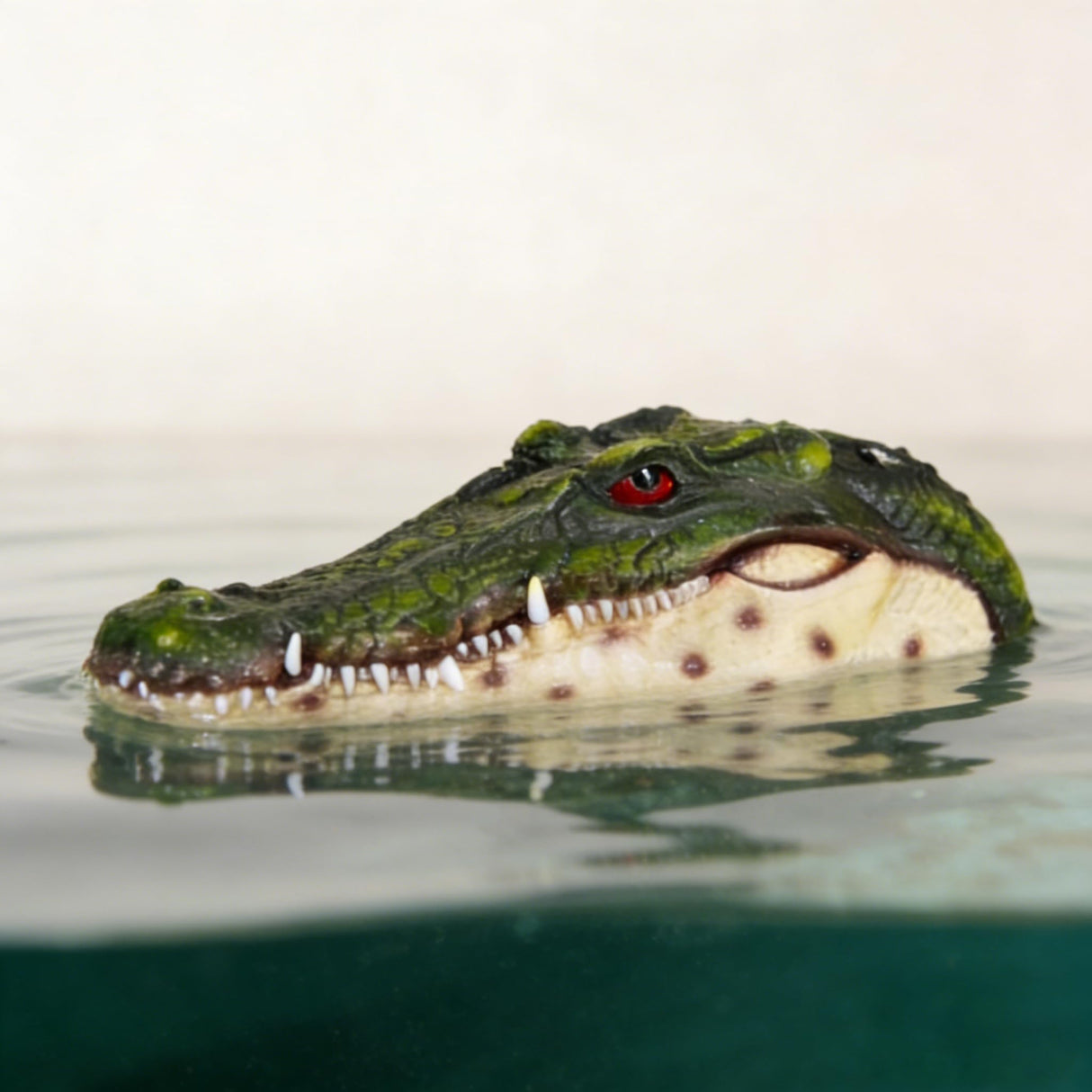 Benhurb Pond Floating Alligator Head Decoy, Pools Float Fake Gator Head Duck Detterent Crocodile Head Decoy for Koi Garden Yard Decoration Swimming Pool Animal Protector