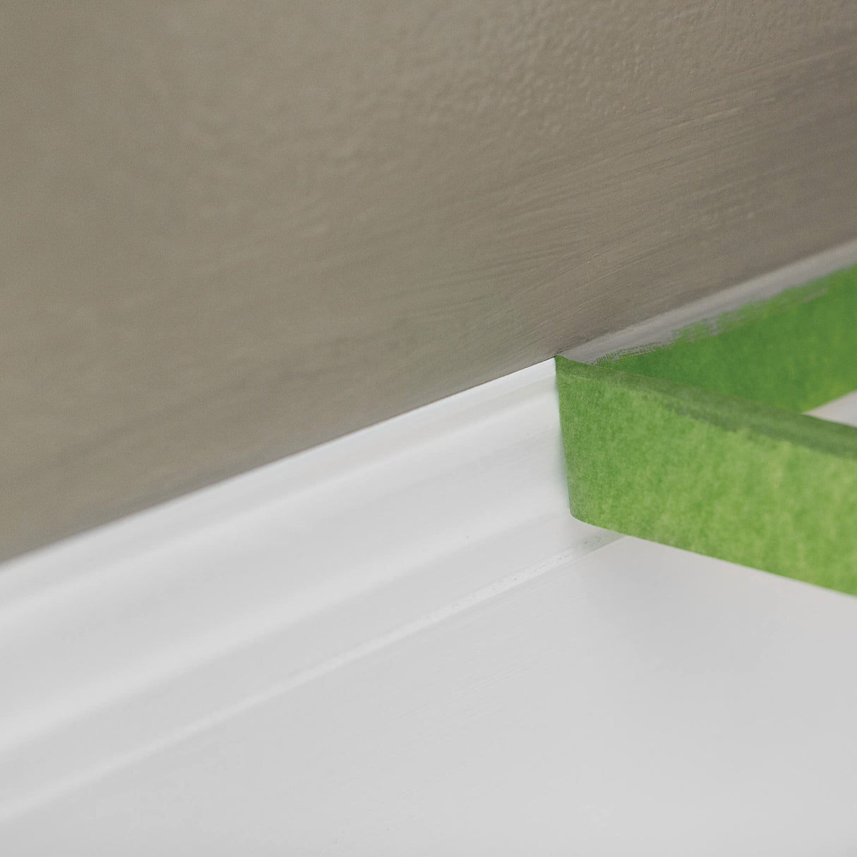 FrogTape Multi-Surface Painter's Tape with PAINTBLOCK, 2 in Wide (1.41 in x 60 yd), Quick Stick Medium Adhesion, Premium Green Painters Tape Removes Clean, 4 Rolls (240660)