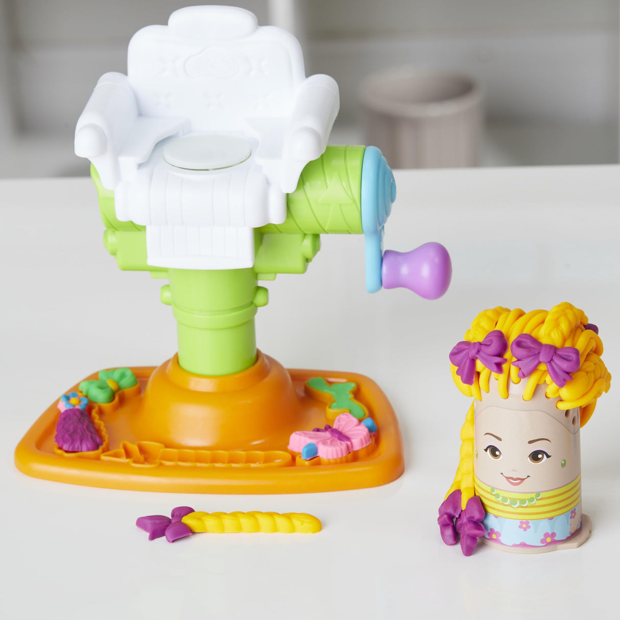 Play-Doh Buzz 'n Cut Fuzzy Pumper Barber Shop Set, Electric Buzzer, 5 Colors of 2-Ounce Cans, Preschool Toys, Christmas Gifts Girls & Boys, Ages 3+ (Amazon Exclusive)