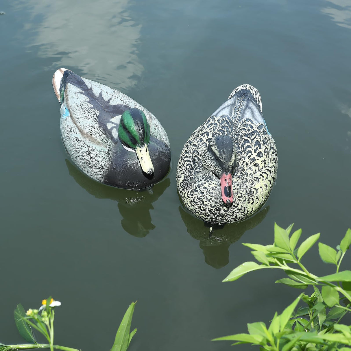 Cifavor 5 PCS Floating Mallard Duck Bait Set -2 Adult 3 Ducklings, Realistic Resin Floating Duck Bait Home Pack, Mallard Duck Bait Yard Pond Décor