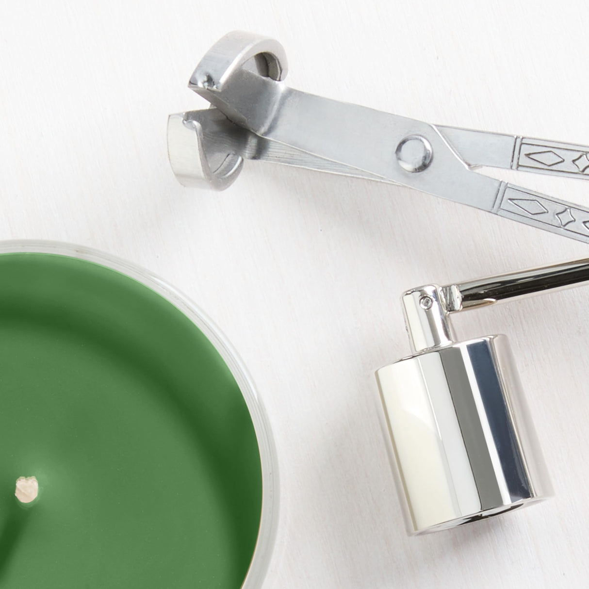 Yankee Candle Shimmering Christmas Tree Scented Candle, 22oz Large Jar with up to 150 Hour Burn Time, Giftable, Holidays