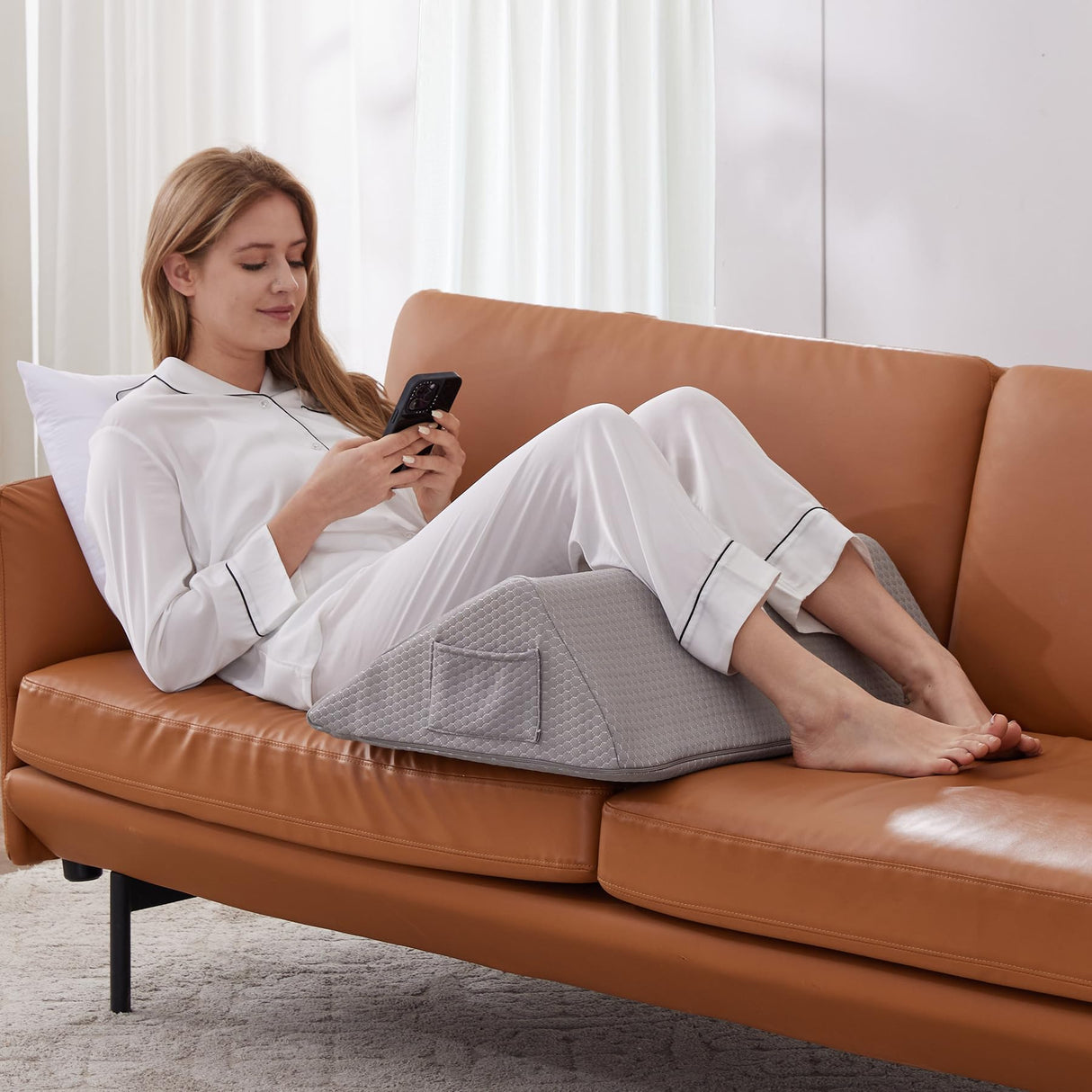 Bedluxe Knee Wedge Pillow, Memory Foam Leg Pillow Knee Pillow for Back Sleeping, Wedge Pillows for Legs Post Surgery, Triangle Pillow for Knee Support, Leg Elevation, Knees Hip Back Pain Relief, Grey