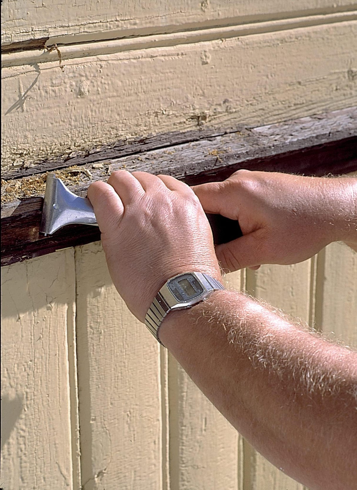 Bahco Ergo Carbide Blade Scraper with 2" Blade, Heavy-Duty, Long-Lasting Edge for Paint, Rust, and Adhesive Removal on Multiple Surfaces, Ergonomic Two-Handed Grip for Comfort and Control