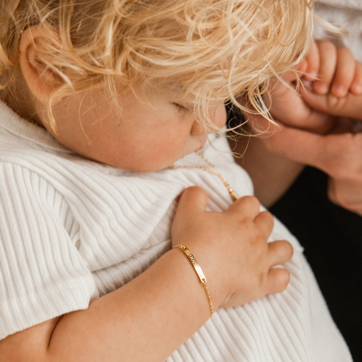 Baby Name Bar ID Bracelet Gold Plated Personalized Baby Gifts 16k Gold Dainty Hand Stamp Customized Newborn to Children First Birthday Great Gift
