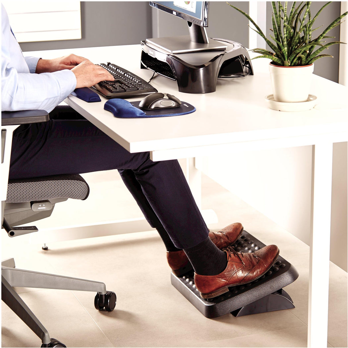 Fellowes 48121 Standard Foot Rest, Graphite