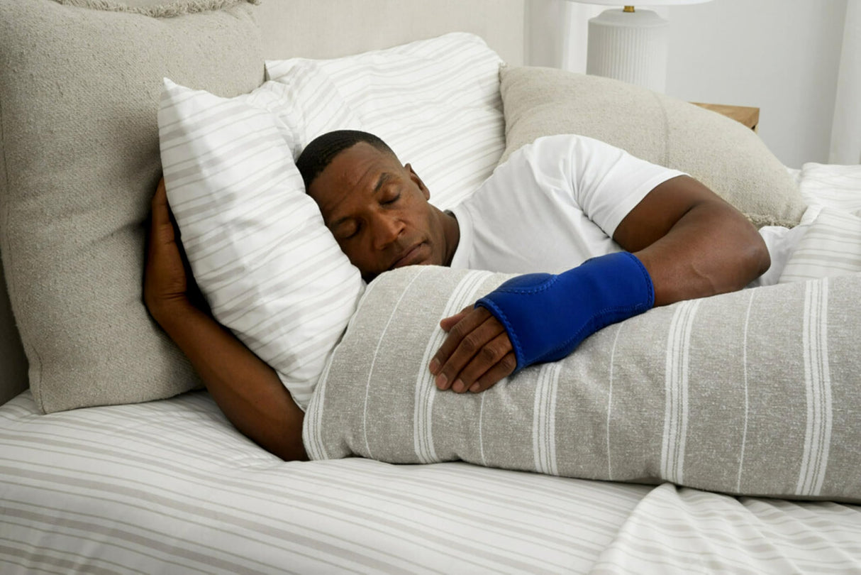FUTURO Night Wrist Support, Left or Right, Adjustable, Helps Provide Nighttime Relief of Carpel Tunnel Symptoms, Made of Breathable Material, Easy-to-Use Sleeve Design, One Size Fits Most (48462ENR)
