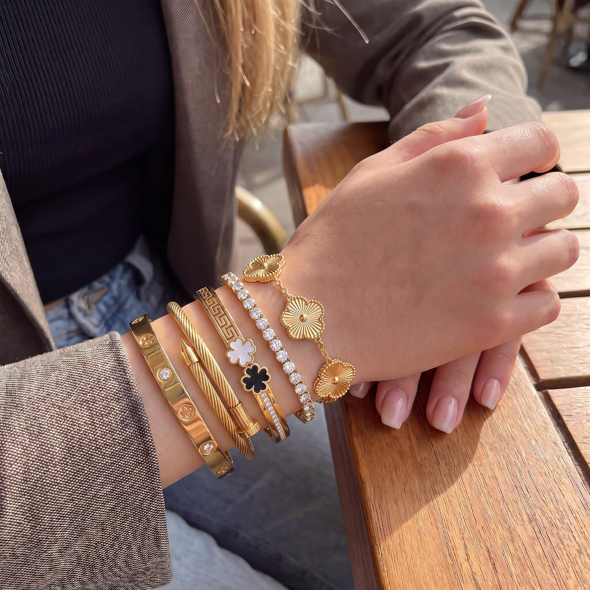 Camhanno Gold Bangle Bracelets for Women - Stainless Steel Stackable Bangles Non-Tarnish Clover Lucky Charm Bracelets, Trendy Gift for Girlfriend/Wife on Christmas Valentine’s Birthday