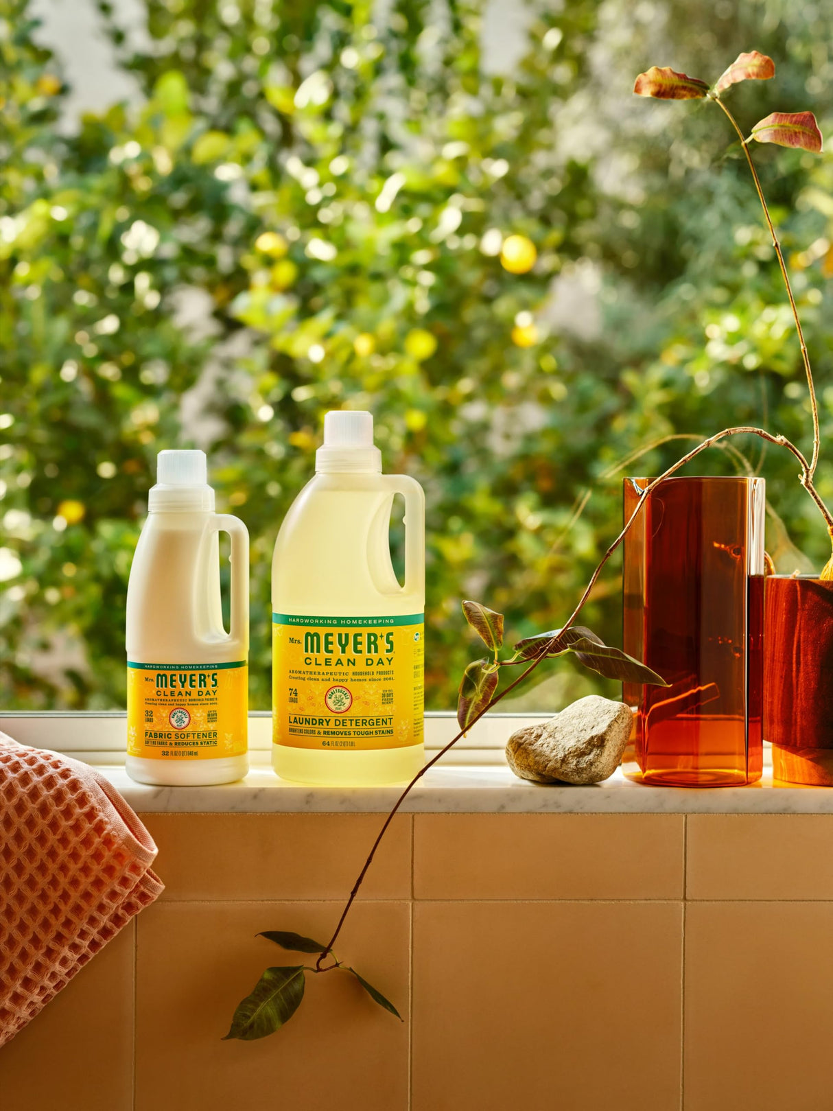 MRS. MEYER'S CLEAN DAY Liquid Laundry Detergent, Biodegradable Formula Infused with Essential Oils, Honeysuckle, 64 oz - Pack of 2 (128 Loads)