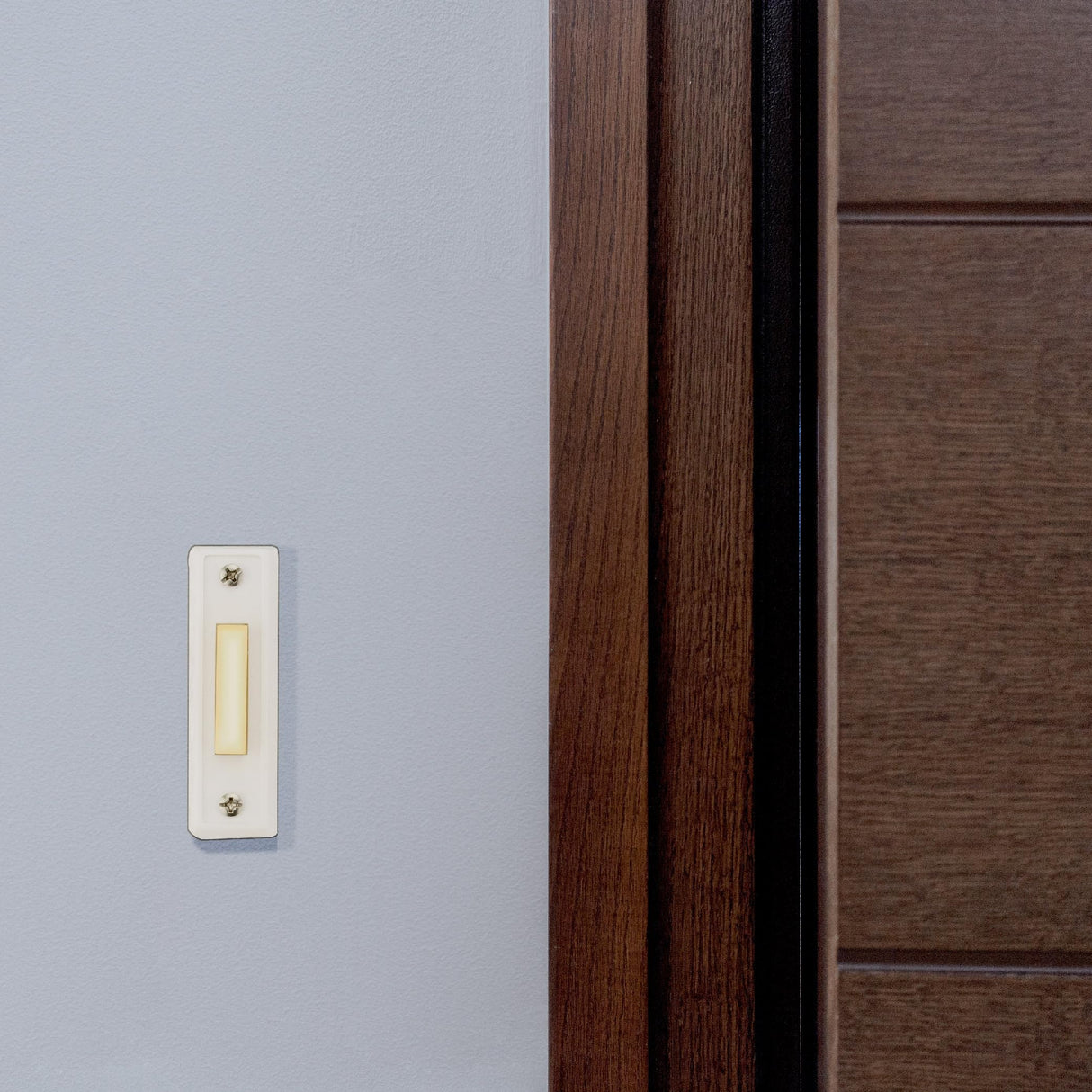 Newhouse Hardware Hardwired Chime Kit with 16-Volt/30VA Transformer and Surface-Mount White Button