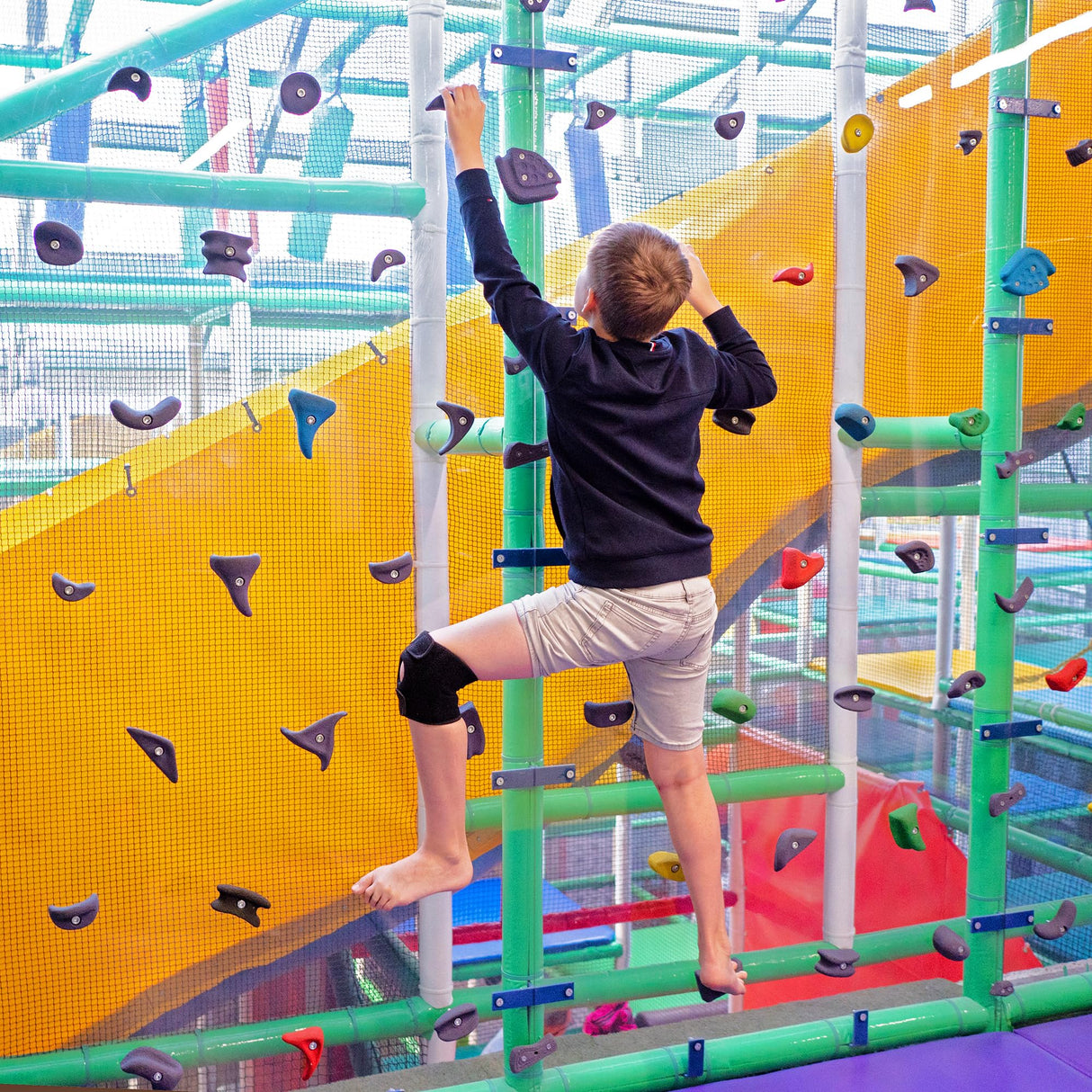 KARM Kids Knee Brace - Osgood Schlatter Knee Brace Youth for Kids, Sports, Pain, Arthritis, Patella, Meniscus Tear, MCL, ACL - Adjustable Compression Support for Child, Boys & Girls (Black)