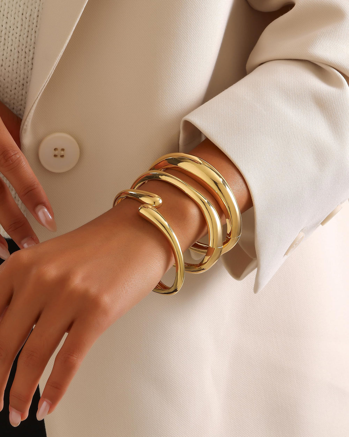 Solistra 3Pcs Gold Bangles Bracelets for Women,14K Gold Plated Hinged Opened Chunky Thick Gold Bracelet Stack Cuff Bracelets Statement Jewelry Set for Women