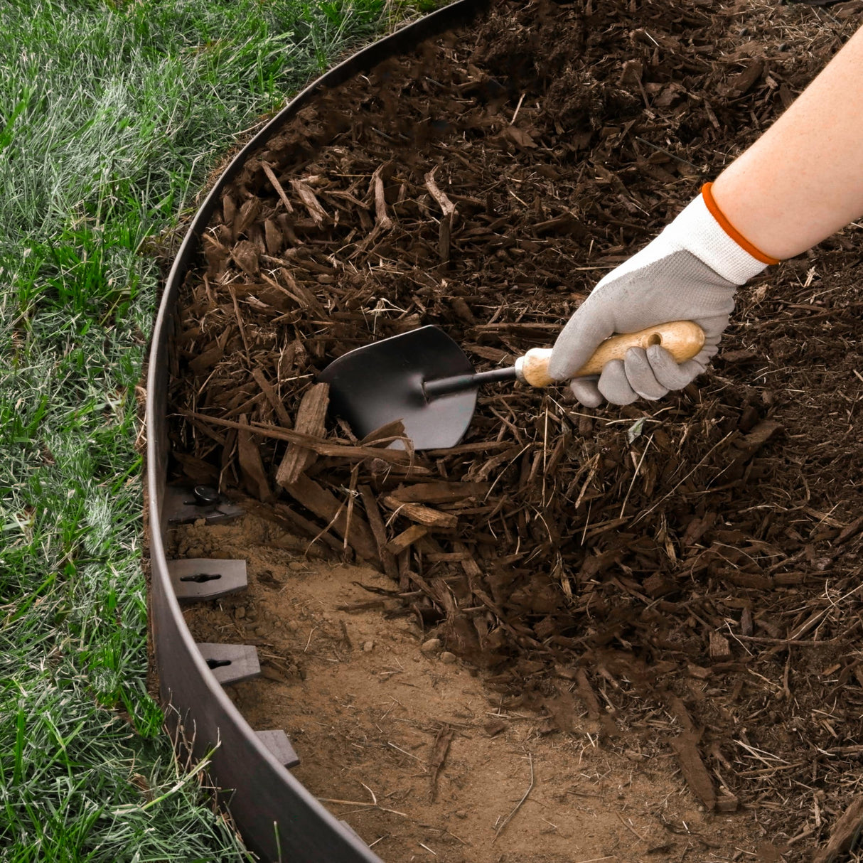EasyFlex 4 Inch No Dig Landscape Edging Kit, 75 Foot Black Plastic Edging Coil with 64 Spiral Anchoring Spikes for Gardening Edging, Separating Yard Areas, and Flower Bed Borders