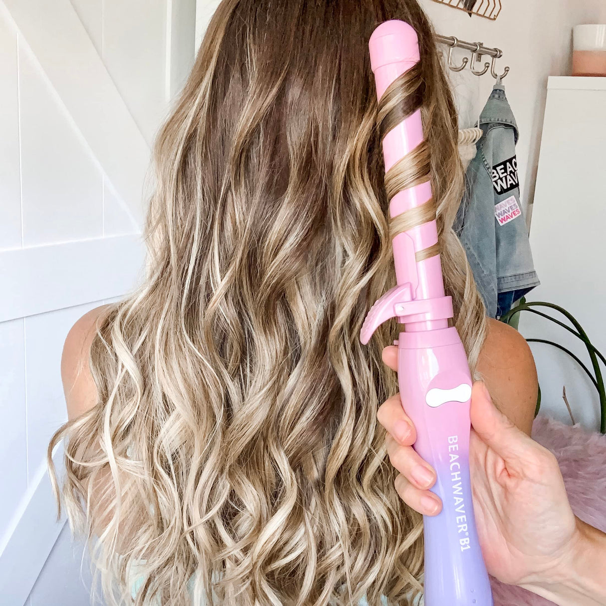 Beachwaver B1 Rotating Curling Iron - Automatic 1.25 Inch Ceramic - Easy-to-Use Spinning Wand for Long-Lasting Waves - Auto-Shut Off and Dual Voltage (BW160)