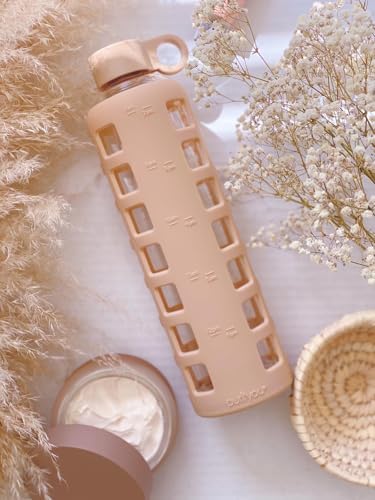 purifyou 40/32/22/12 oz Borosilicate Glass Water Bottles with Volume Markers, Silicone Sleeve, Stainless Steel Lid, Reusable Bottle for Water, Juice, Gym, and Fridge Storage (22oz Hazelnut)