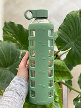purifyou 40/32/22/12 oz Borosilicate Glass Water Bottles with Volume Markers, Silicone Sleeve, Stainless Steel Lid, Reusable Bottle for Water, Juice, Gym, and Fridge Storage (22oz Shale Green)
