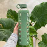 purifyou 40/32/22/12 oz Borosilicate Glass Water Bottles with Volume Markers, Silicone Sleeve, Stainless Steel Lid, Reusable Bottle for Water, Juice, Gym, and Fridge Storage (32oz Shale Green)
