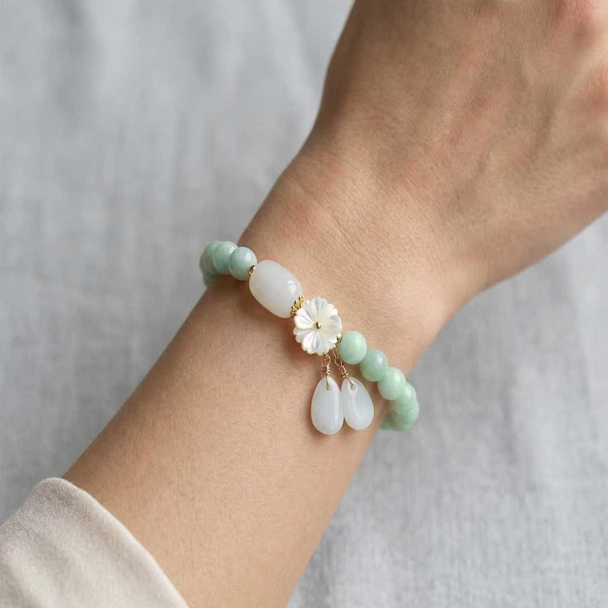 HL1971 Natural Jade Bracelet for Women Gradient Green Jade Bead Elastic Bracelet, Suitable for Christmas, Thanksgiving