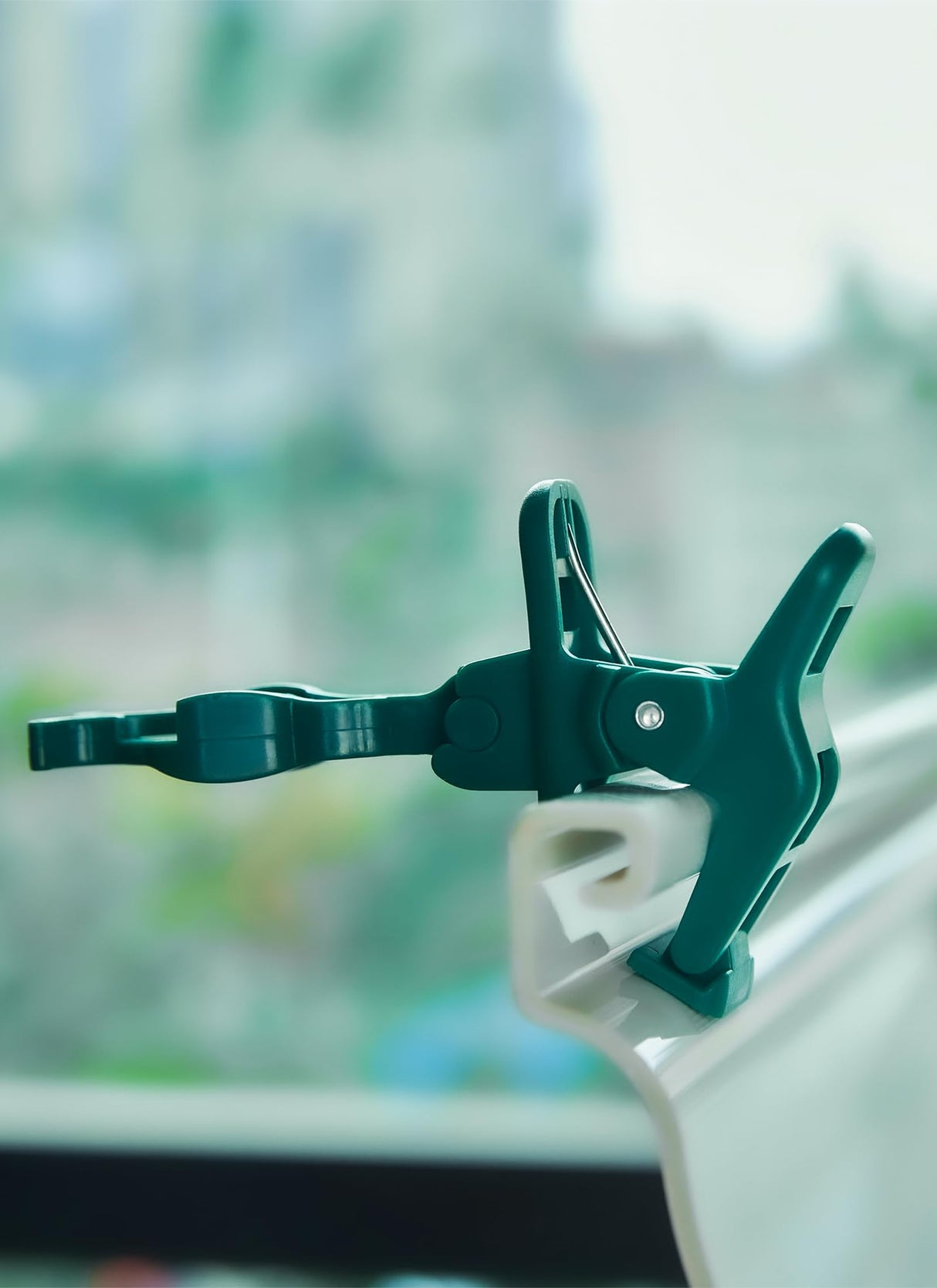 C7 C9 Christmas Lights Spring Clips, 100 Count Holiday Lights Quick Spring Clips, Shatterproof Shingle and Gutter Clips for E12, E17Socket, Rope Lights Roofline Fence Railing Mantel Christmas Trees