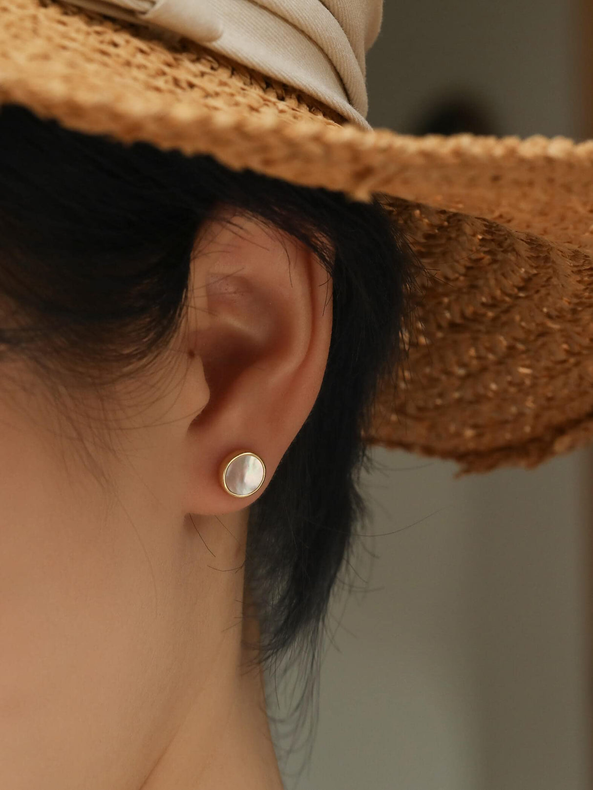 S.Leaf Minimalism Mother of Pearl Stud Earrings Sterling Silver Round Disc Stud Earrings for Women (yellow gold)
