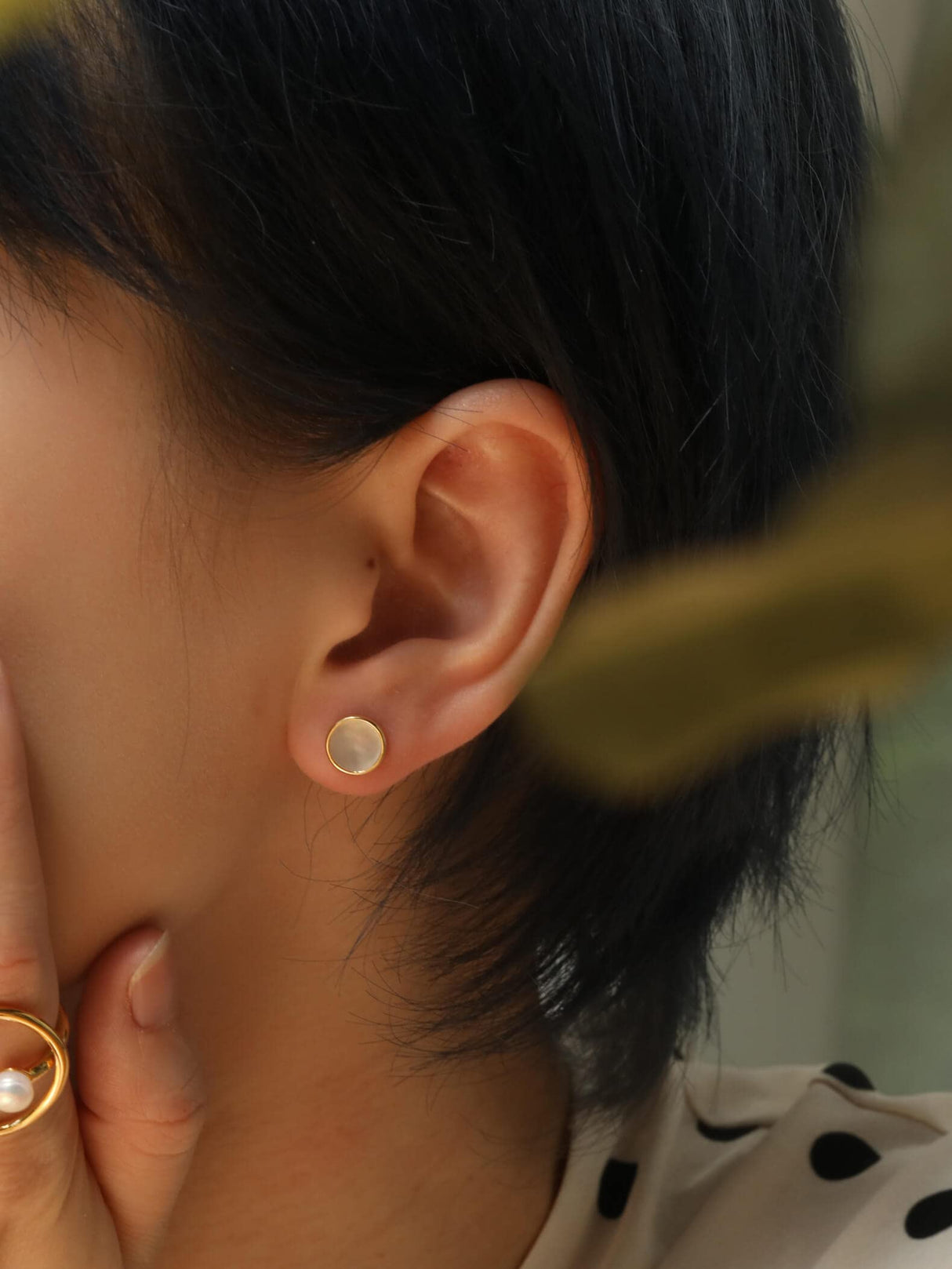 S.Leaf Minimalism Mother of Pearl Stud Earrings Sterling Silver Round Disc Stud Earrings for Women (yellow gold)