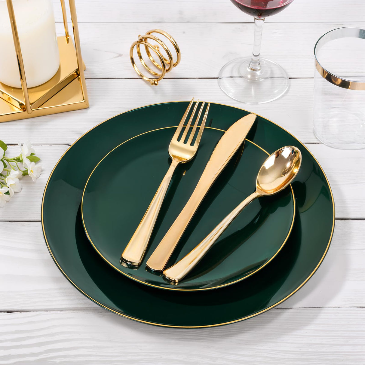 Nervure 100Pcs Green and Gold Plastic Plates - 10.25inch Disposable Green Dinner Plates - Heavy Duty Plastic Plate Ideal for Wedding & Party & Christmas