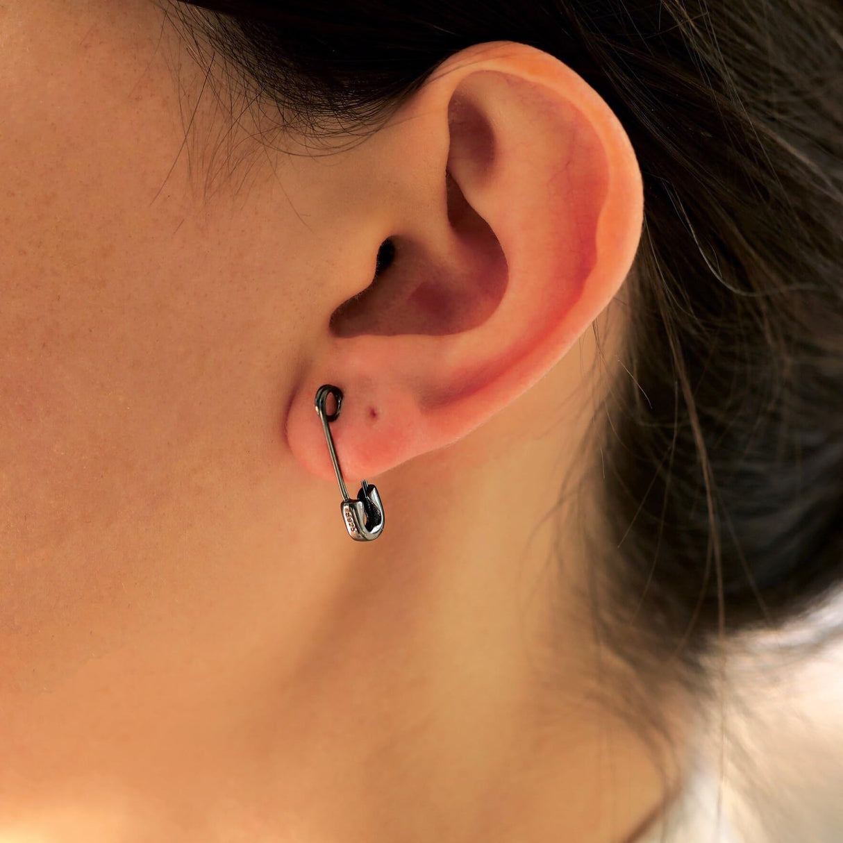 CHIC & ARTSY Black Paperclip Earrings 925 Sterling Silver Black Safety Pin Punk Stud Earrings for Women