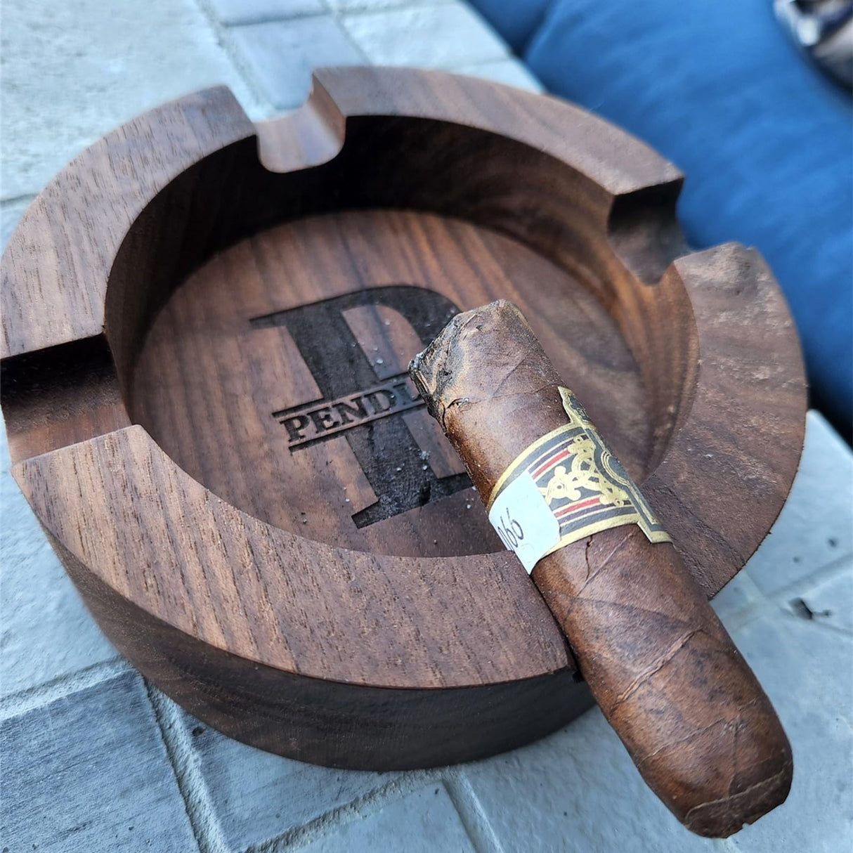 Cigar Ash Trays for Men Dad Home Ashtrays Personalized Walnut Wooden Outdoor Cigar Ash Tray With Name Cigar Accessories for Husband Grandpa Groomsmen Fathers Day Birthday Anniversary Christmas Gifts