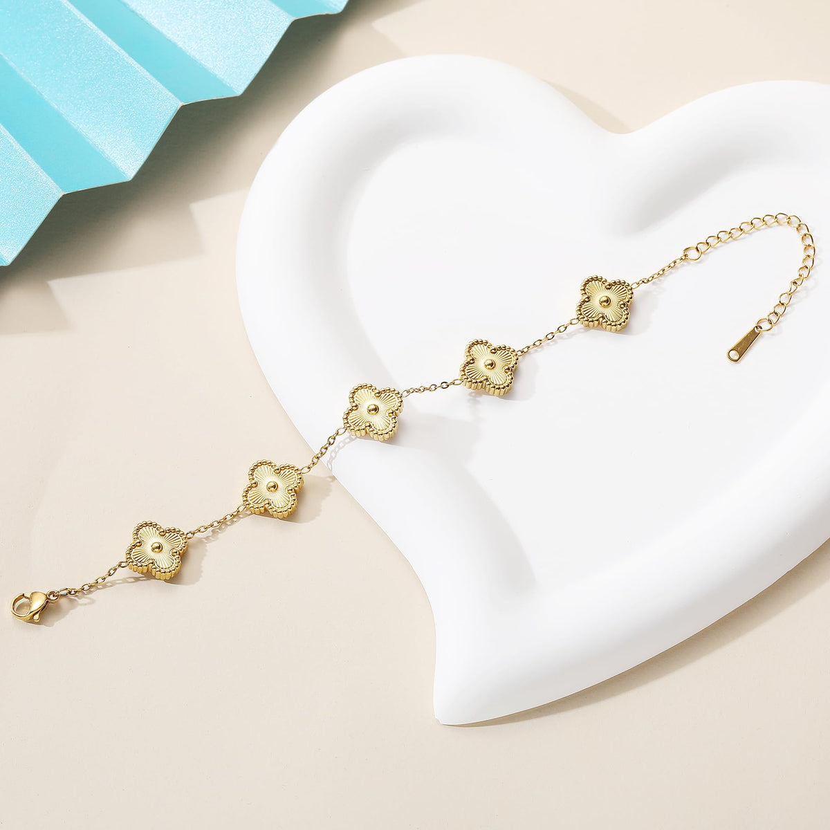 AIPPK 18K Gold Plated Clover Bracelet Set for Women Four Leaf Lucky Flower Bracelets Fashion Simple Jewelry Gifts for Women 3Pcs，white+black+gold
