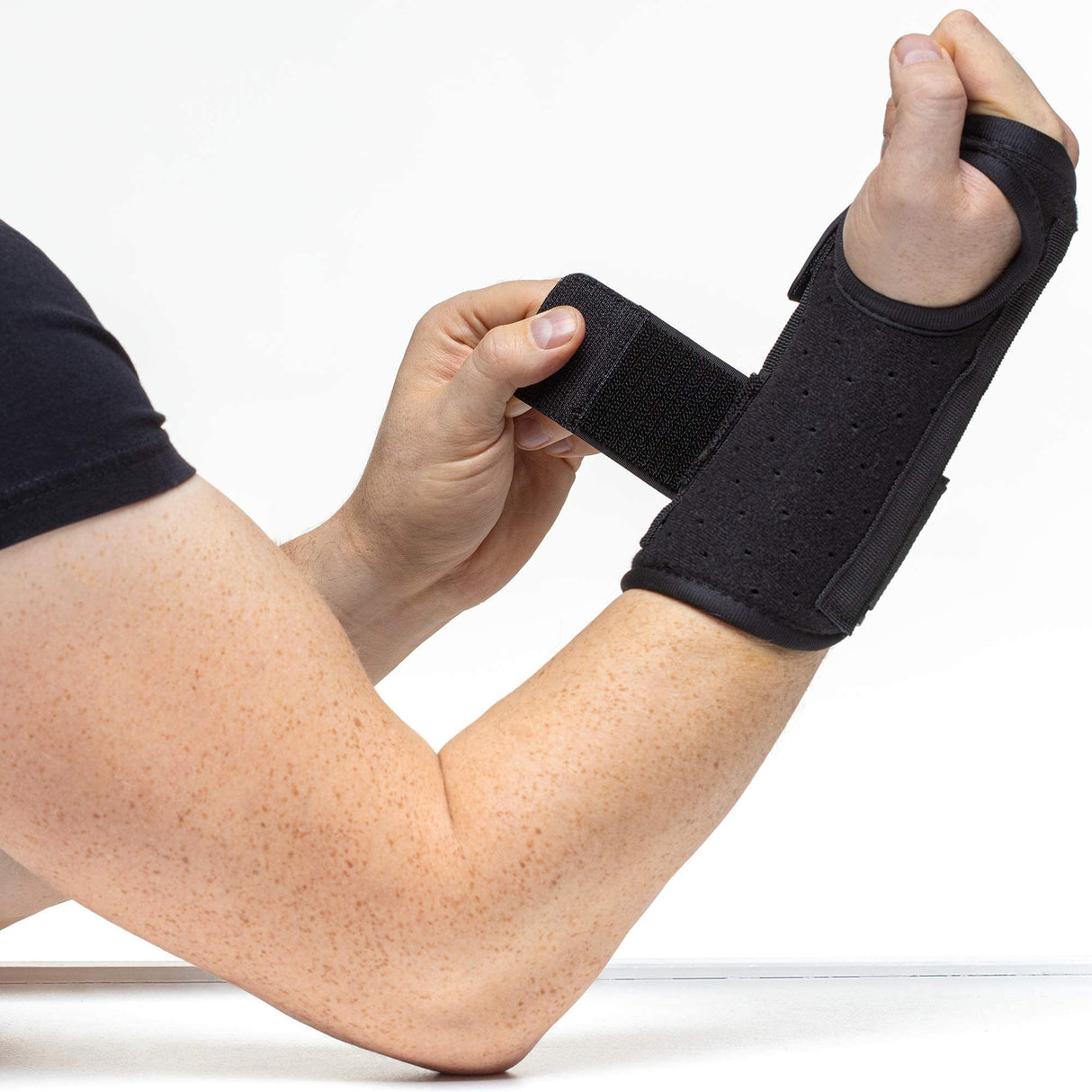 Carpal Tunnel Wrist Brace Night Support and Metal Splint Stabilizer [Single] - Helps Relieve Tendinitis Arthritis Carpal Tunnel Syndrome Pain - Reduces Recovery Time for Men Women - Right (S/M)