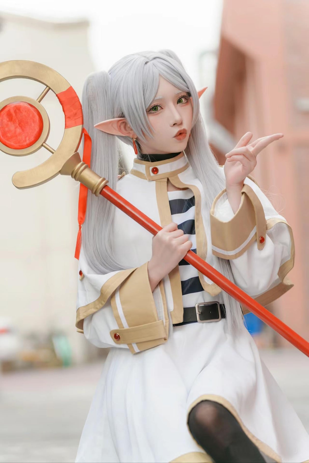 Frieren Cosplay Wig for Sousou no Frierenn, Long Silver White Wigs Ponytails + Wig Cap for Frieren Beyond Journey's End Halloween Christmas Costume Party