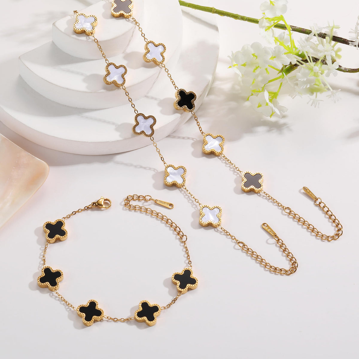 AIPPK 18K Gold Plated Clover Bracelet Set for Women Four Leaf Lucky Flower Bracelets Fashion Simple Jewelry Gifts for Women 3Pcs，white+black+gold