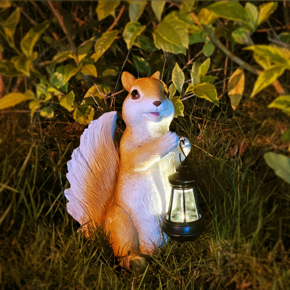 HDOOMN Solar Garden Statues Squirrel Decor - Resin Outdoor/Indoor Squirrel Sculpture Garden Lights Statue Decoration for Patio Home Yard Lawn, Unique Garden Figurine Lights Gift for Mom Grandma