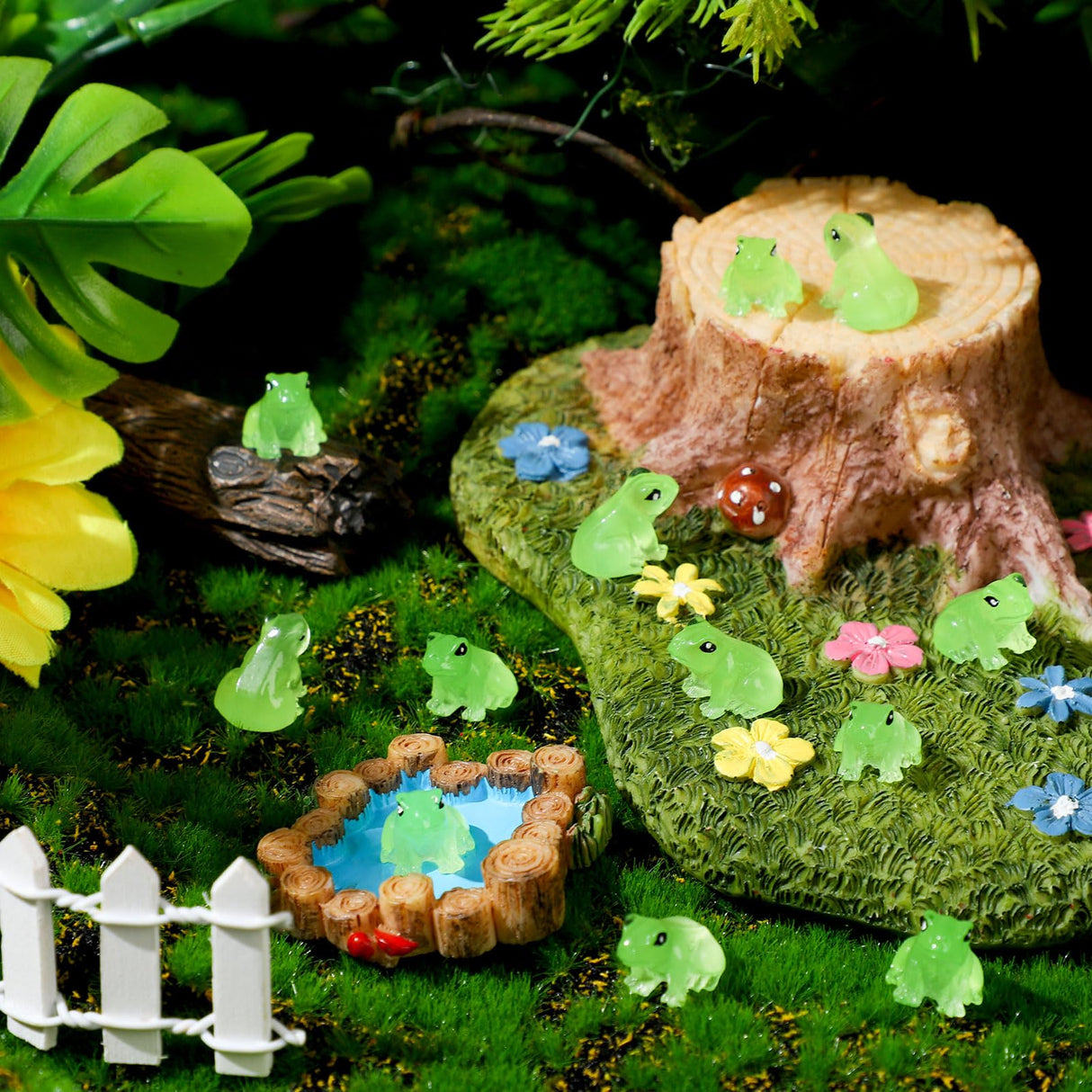 Shappy 140 Pcs Resin Mini Frogs Miniature Figurines Animals Glow in The Dark Tiny Frogs for Garden Landscape Micro DIY Ornament Accessories Home Decor