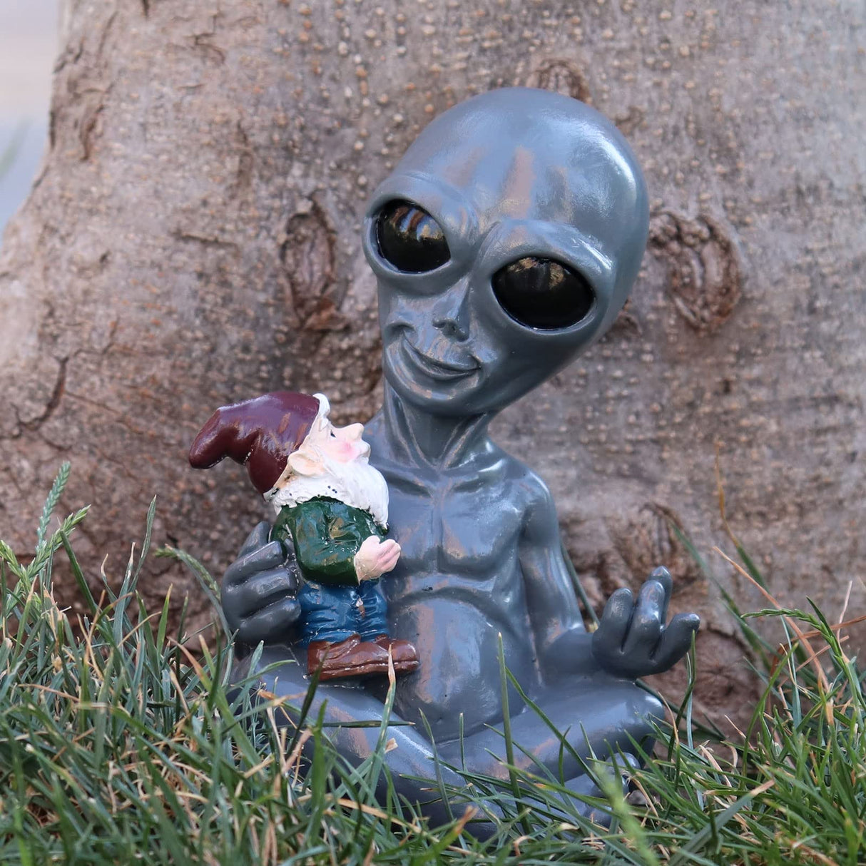 Dnoifne Alien Hugging Gnome Garden Decoration, Resin Dwarf Statue, Waterproof Outdoor Decor for Patio Lawn Porch, Birthday and Housewarming Gifts