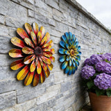 HOOEN Metal Flowers Wall Decor, 2-Pack Wall Art Decorations Hanging for Indoor Outdoor Home Garden Farmhouse Yard Patio Fence Living Room Bedroom Decor