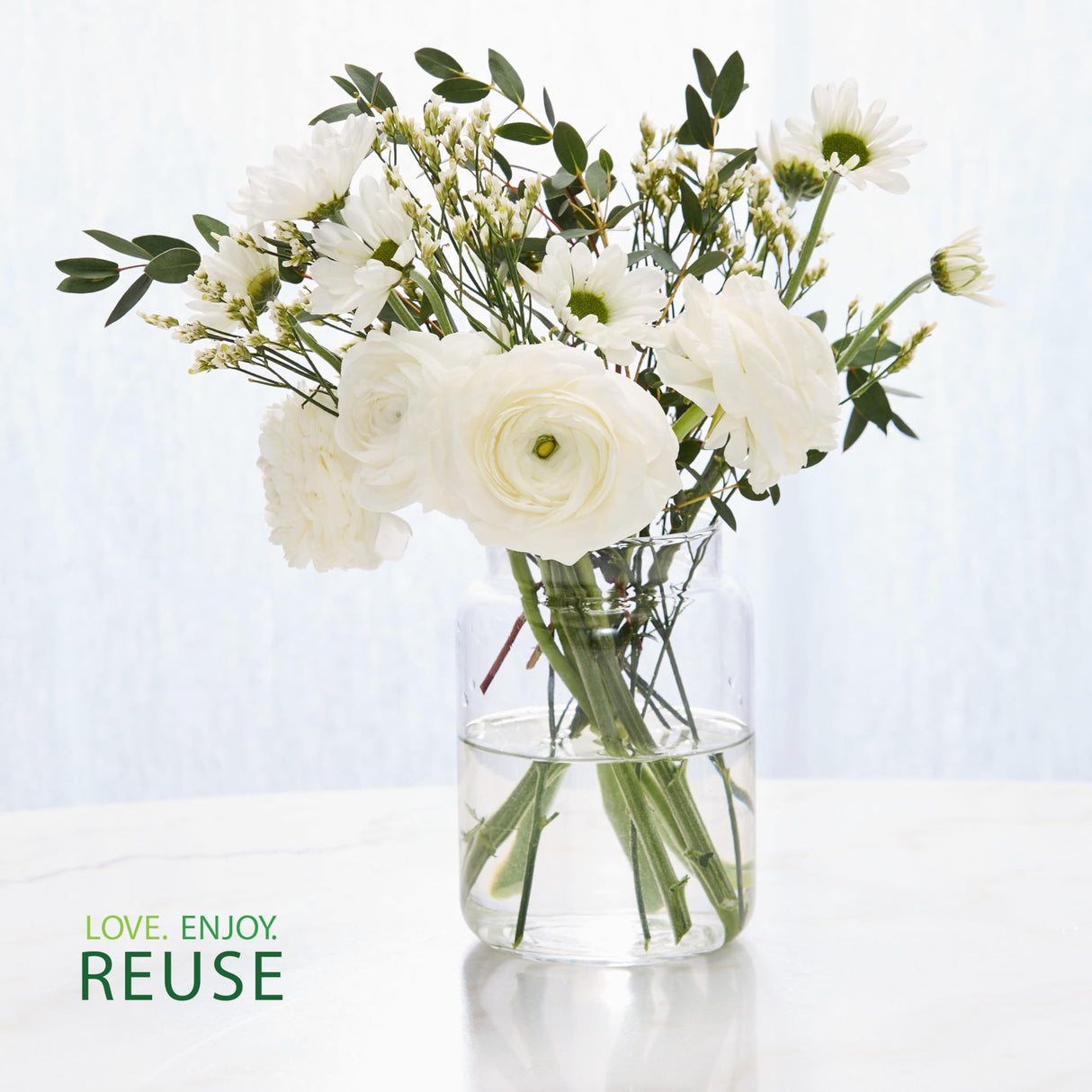 Yankee Candle Christmas Eve Scented Candle, 22oz Large Jar with up to 150 Hour Burn Time, Giftable, Holidays