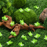 Geelin 50 Pcs Mini Resin Grasshopper Figures Bulk, Miniature Resin Animal Realistic Grasshopper Tiny Bug Ornament Lifelike Forest Tool for Party Shooting Props Favor