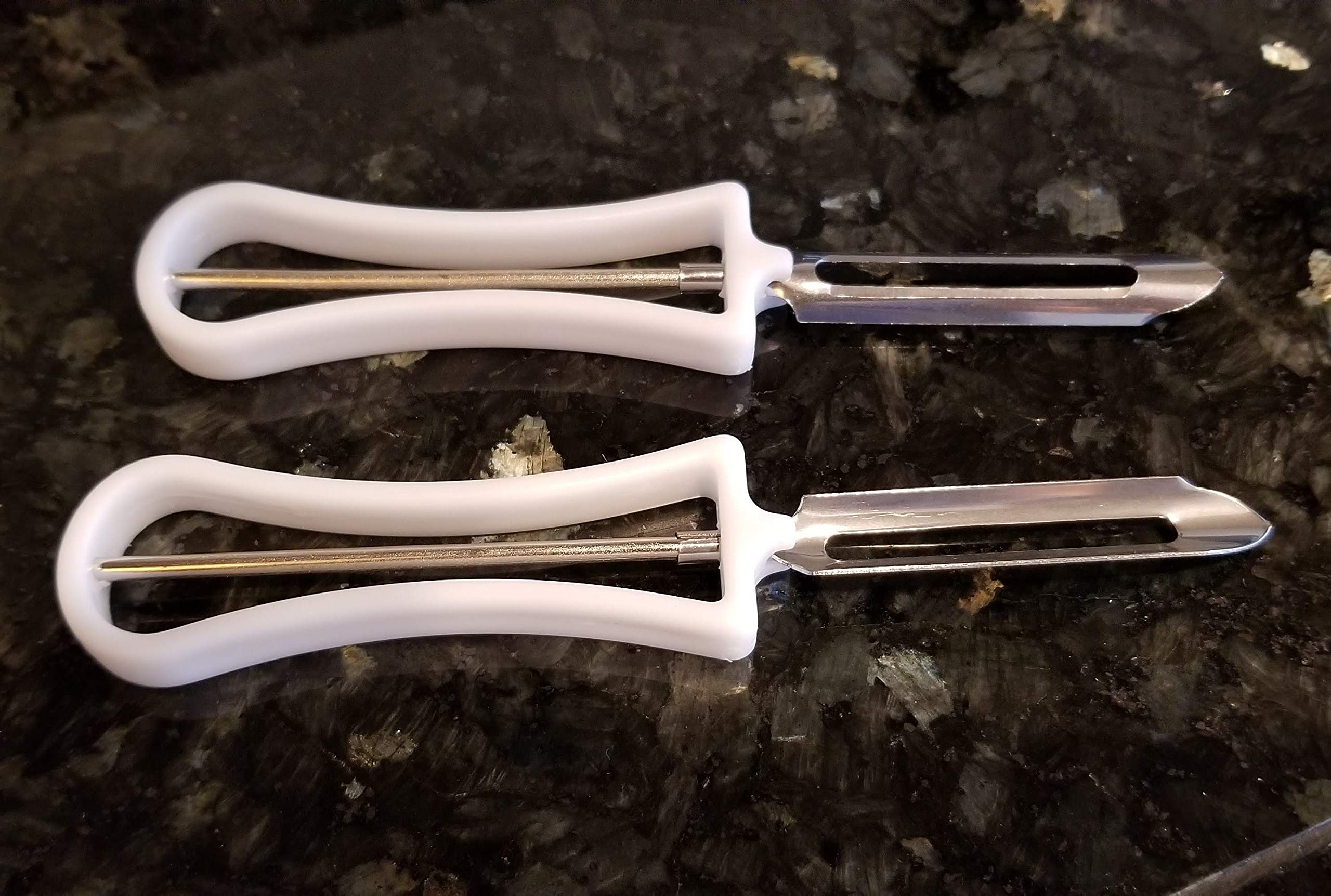 Handy Housewares Swivel Vegetable Peeler - Thumbnail 2
