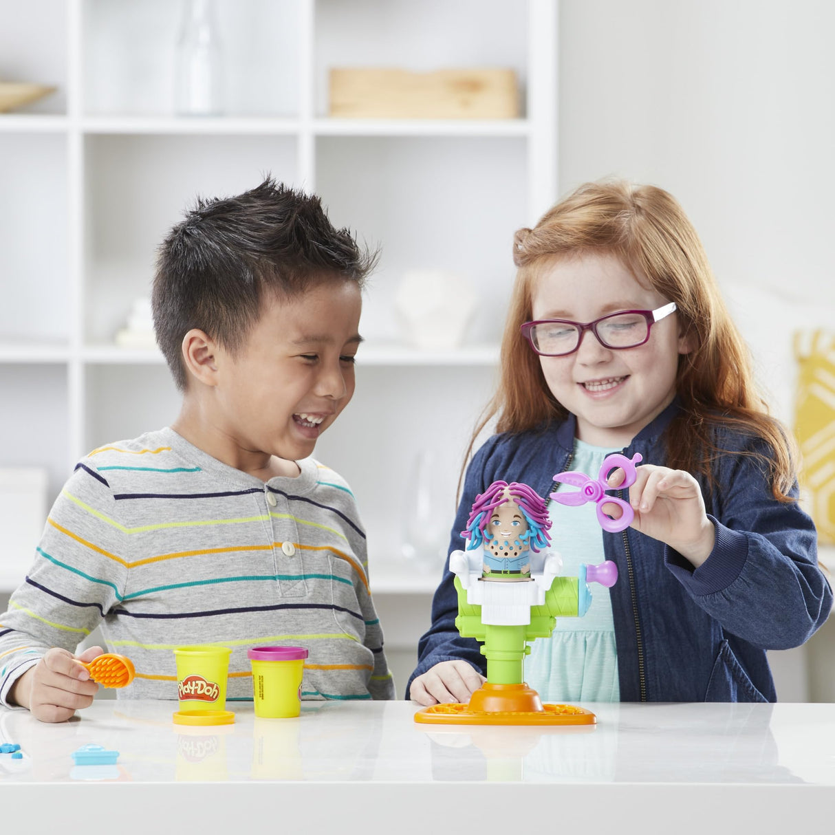 Play-Doh Buzz 'n Cut Fuzzy Pumper Barber Shop Set, Electric Buzzer, 5 Colors of 2-Ounce Cans, Preschool Toys, Christmas Gifts Girls & Boys, Ages 3+ (Amazon Exclusive)