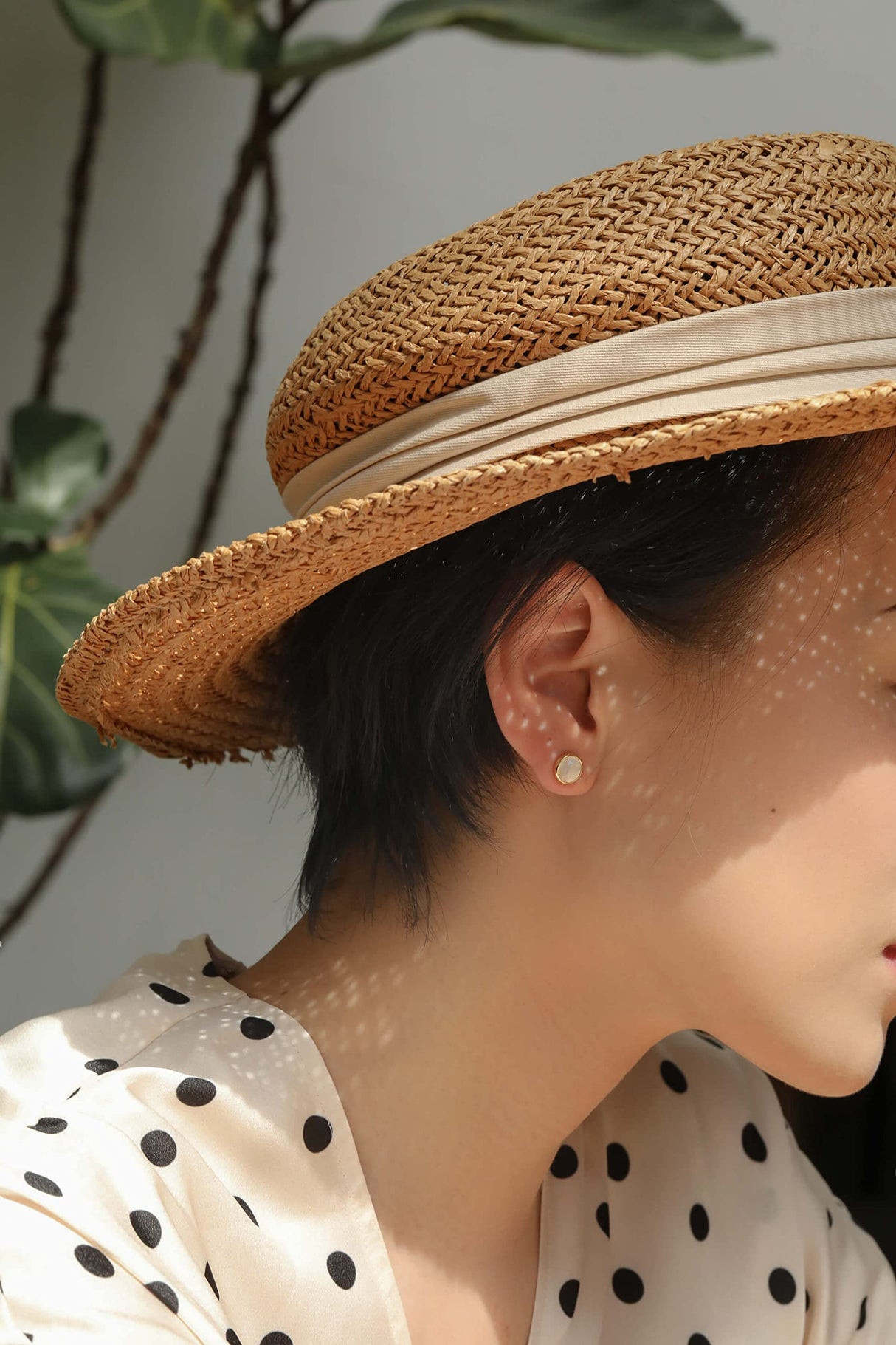 S.Leaf Minimalism Mother of Pearl Stud Earrings Sterling Silver Round Disc Stud Earrings for Women (yellow gold)