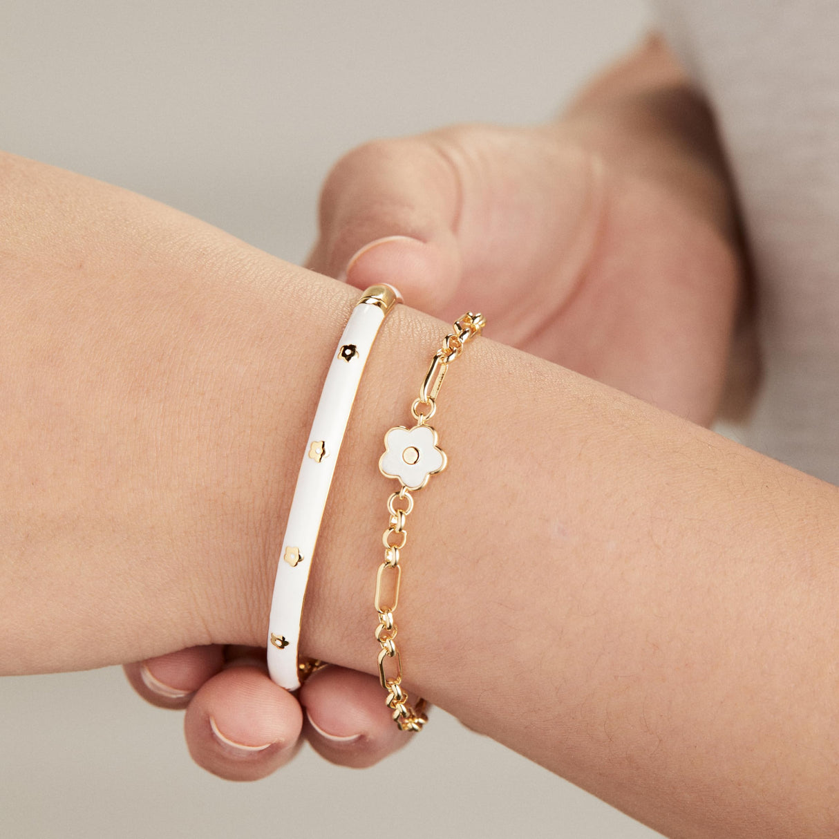 Alex and Ani Mother Of Pearl Daisy Charm Chain Bracelet