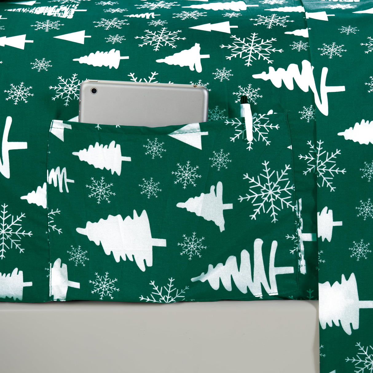 Elegant Comfort Luxury Soft Bed Sheets Holiday Pattern 1500 Premium Hotel Quality Microfiber - Softness Wrinkle and Fade Resistant (6-Piece) Bedding Set, Queen, Hunter Green Christmas Tree