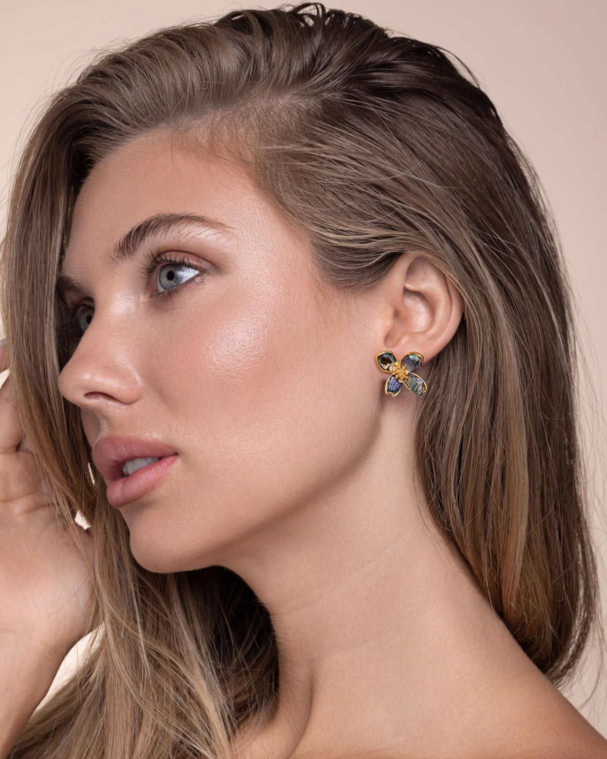 SNGIA Small Flower Earrings, Mother of Pearl Abalone Stud Earrings White or Dark Green 14k Gold Plated Ladies Flower Stud Earrings Cute Unique Earrings for Women by SNGIA
